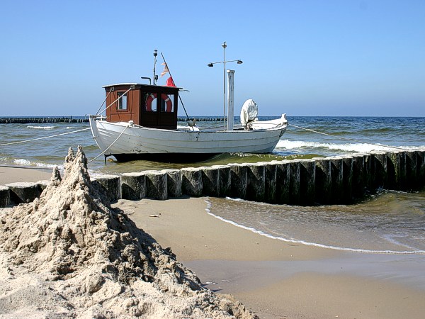 Fischerboot am Strand von Koserow