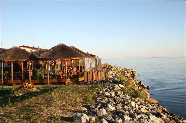 Fischräucherei und Restaurant am Hafen von Kamminke